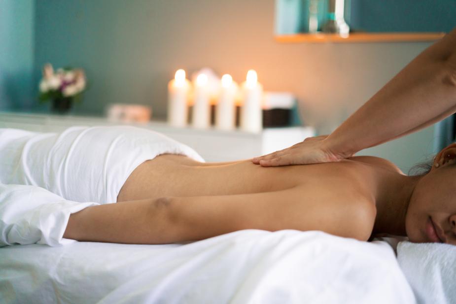 woman-getting-back-massage_925x